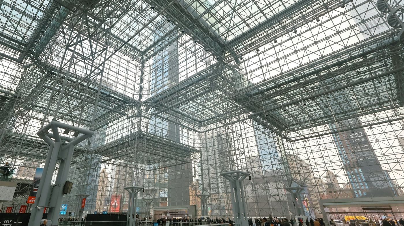 Стеклянный атриум выставочного центра Javits в Нью-Йорке
