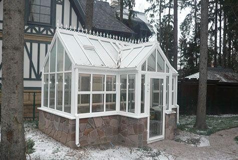 Викторианская оранжерея у дома с фахверком